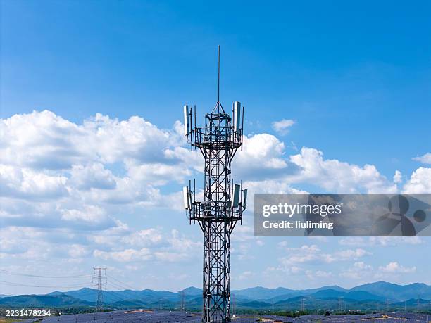 drone aerial view of 5g communication tower against blue sky - transmissão via satélite - fotografias e filmes do acervo