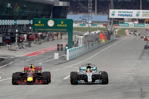 Sepang International Circuit, Sepang, Malaysia. Sunday 1 October 2017. Lewis Hamilton, Mercedes F1 W08 EQ Power+, battles with Max Verstappen, Red...
