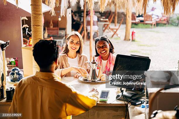 due donne, vengono, servizi, bevande, a, bancone, caffetteria, da, uomo, abha, provincia aseer - cucina del medio oriente foto e immagini stock