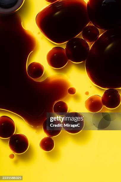 balsamic vinegar infused with extra virgin olive oil - sauce dip photos et images de collection