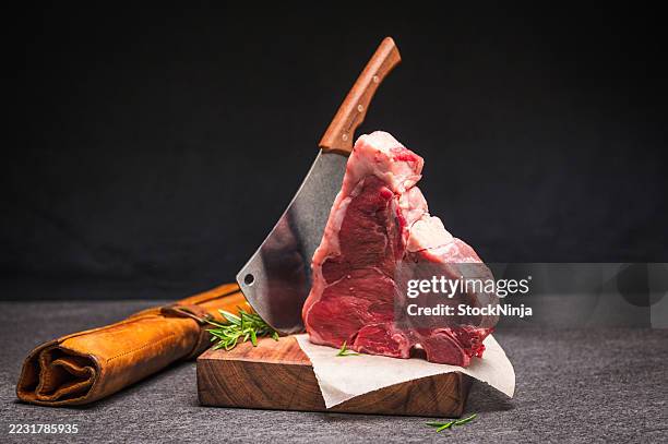 chuletón crudo colocado en una tabla de cortar con cuchilla de carnicero - carne de vaca wagyu fotografías e imágenes de stock