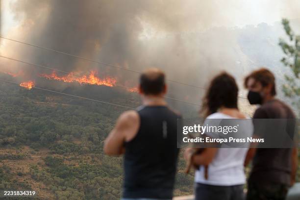 Several people watch the forest fire, on 24 August, 2025 in La Baña, Encinedo, La Cabrera, Leon, Castilla y Leon, Spain. The evolution of the forest...