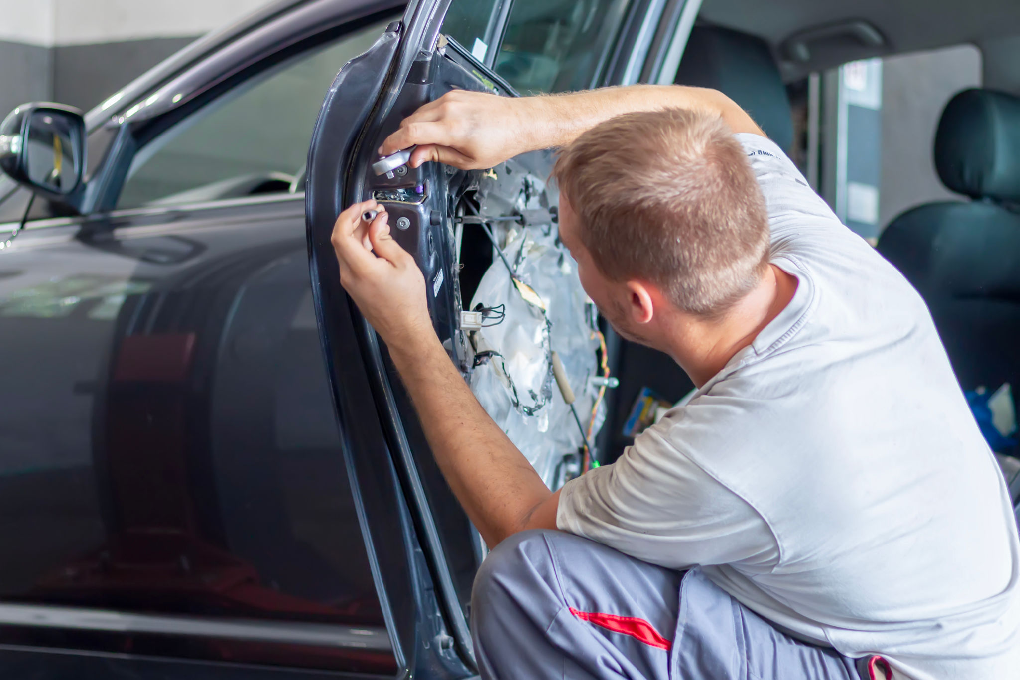 locksmith working