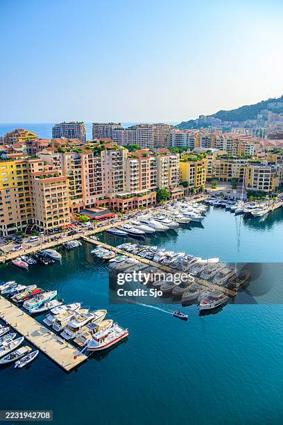 der hafen von fontvieille in monaco von monaco-ville aus gesehen - monaco stock-fotos und bilder