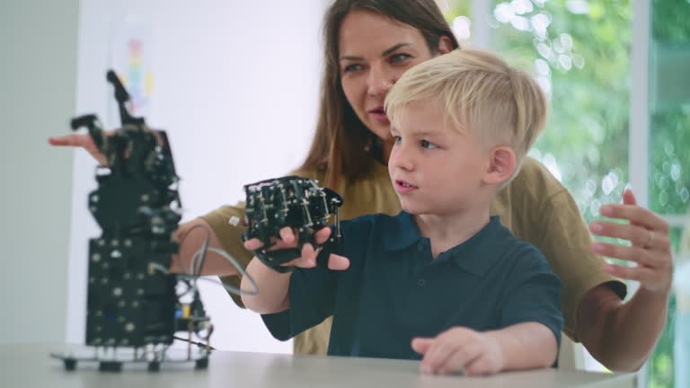 https://media.gettyimages.com/id/2231973848/video/learning-artificial-robotic-arm.jpg?b=1&s=640x640&k=20&c=dpudvbPuuDU9dTZRIa5DeTku-hXL-8EPPFDtyPIhkjU=