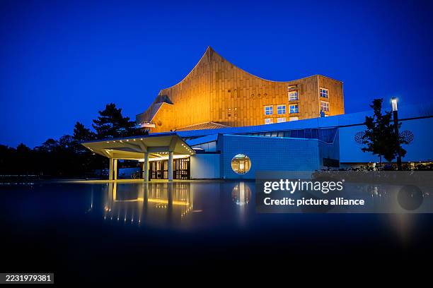 August 2025, Berlin: The Berlin Philharmonie photographed at dusk during the so-called blue hour. Photo: Christoph Soeder/dpa