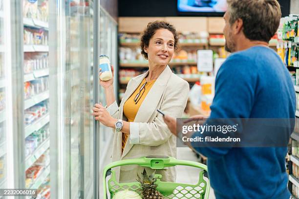 couple shopping in supermarket. - buy online pick up in store stock pictures, royalty-free photos & images