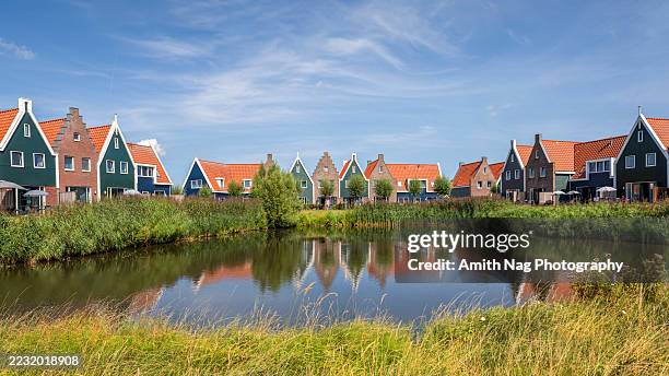 a beautiful summer morning - volendam photos et images de collection