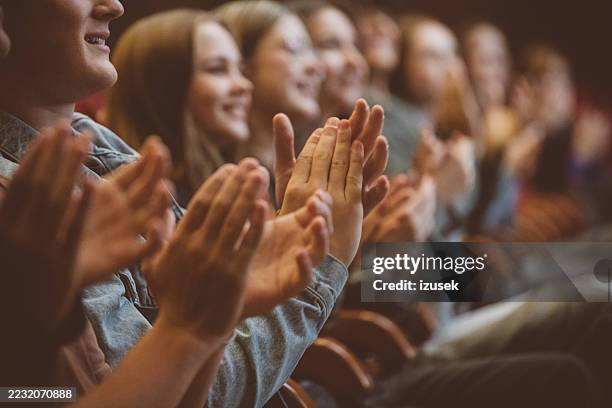 applauding pubblico in teatro - applaudire foto e immagini stock