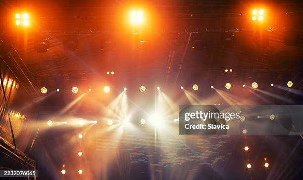 luces de escenario profesionales en el concierto - luz de escenario fotografías e imágenes de stock