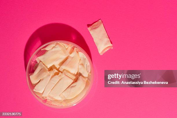 open container with nicotine pouches on pink background top view - bustina foto e immagini stock