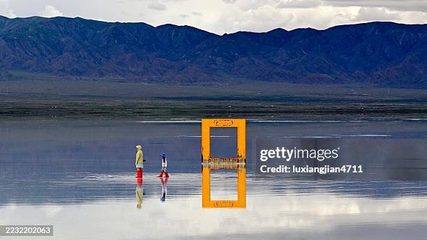 o lago salgado chaka na província de qinghai - belo reflexo - national geographic society - fotografias e filmes do acervo