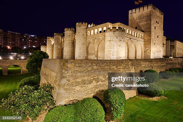 aljafería palace - palácio imagens e fotografias de stock