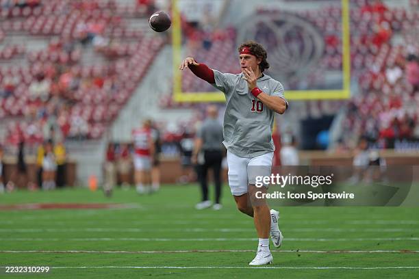 Oklahoma quarterback John Mateer warms up during pregame of the college football game between the Oklahoma Sooners and the Illinois State Redbirds on...