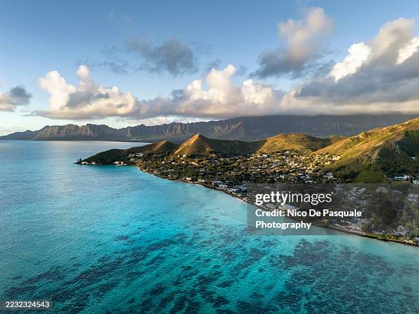aerial view of coastal waialae iki hills, turquoise waters, and mountain horizon on the island of oahu, hawaii - biodiversidad fotografías e imágenes de stock