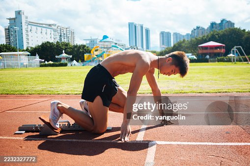 L’homme qui s’apprête à s’élancer sur la piste L’homme qui s’apprête à s’élancer sur la piste