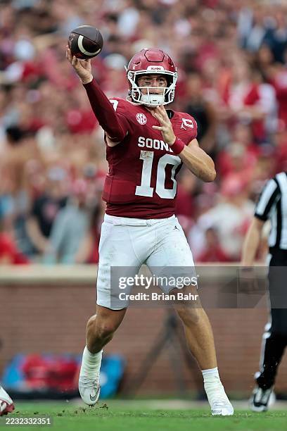 Quarterback John Mateer of the Oklahoma Sooners throws a pass for a completion to set up a touchdown run against Illinois State Redbirds in the...