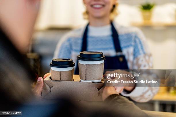 primo piano della cameriera che serve l'ordine di un cliente in una caffetteria - junk food foto e immagini stock