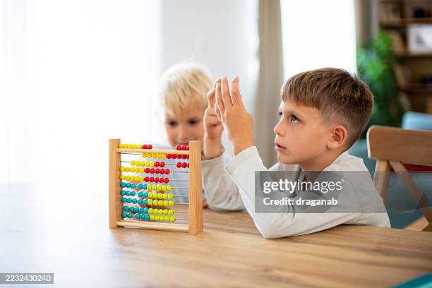 kinder lernen zu hause mathematik mit buntem abakus - zählen stock-fotos und bilder