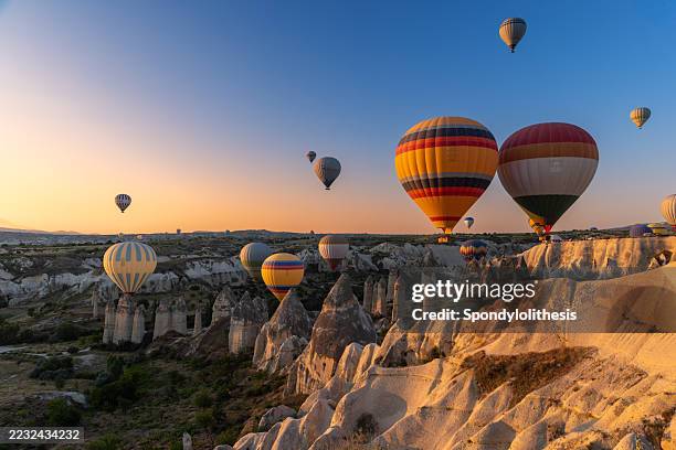 sunrise valle a cappadocia - mongolfiera foto e immagini stock