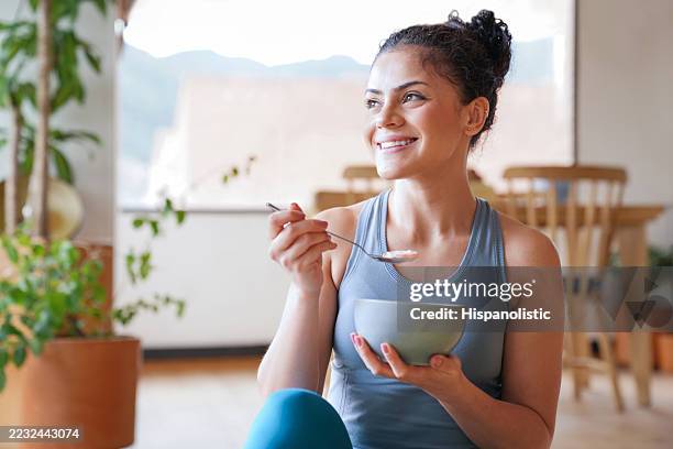 gesunde frau isst ein parfait zum frühstück zu hause - superfood stock-fotos und bilder