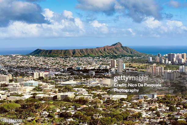 honolulu skyline with diamond head, university of hawaii campus, and pacific ocean in oahu, hawaii - cratère volcanique photos et images de collection