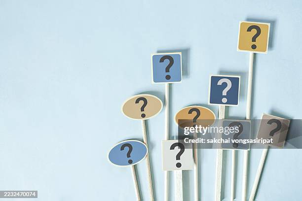 close-up of a question mark symbol on a wooden sign - frågetecken bildbanksfoton och bilder