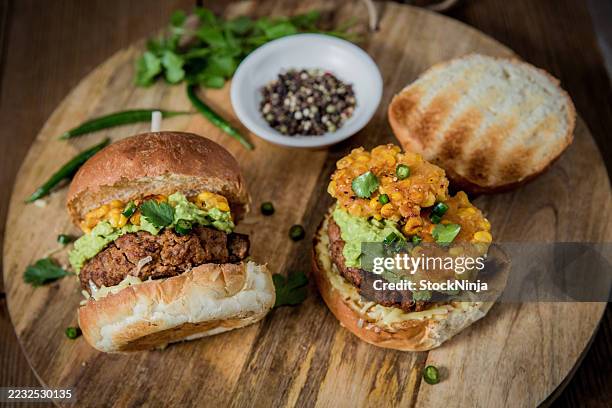 hamburguesas vegetarianas gourmet con aguacate fresco y salsa de maíz - aceite de aguacate fotografías e imágenes de stock