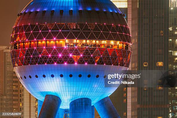 illuminated oriental pearl tower close-up in evening cityscape, shanghai, china - lujiazui stockfoto's en -beelden