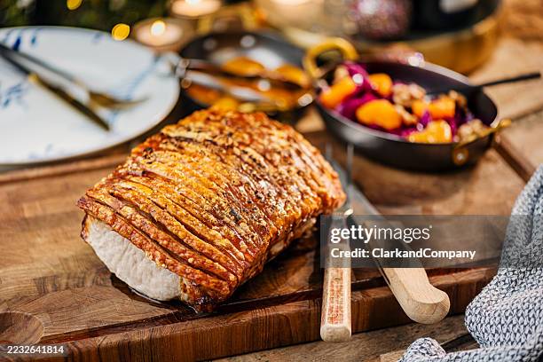 schweinsbraten - schweinebauch stock-fotos und bilder