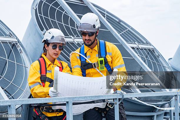 architekten überprüfen entwürfe für ein hlk-system auf dem dach - pumps stock-fotos und bilder