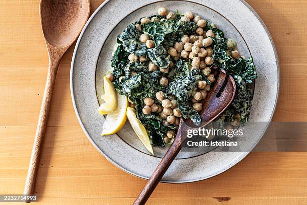 chickpea kale salad with herb yogurt dressing - couve imagens e fotografias de stock