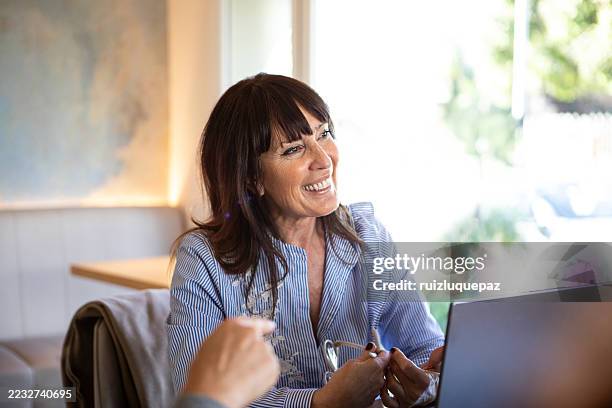 primer plano de una mujer latinoamericana durante una reunión de trabajo - personaje fotografías e imágenes de stock