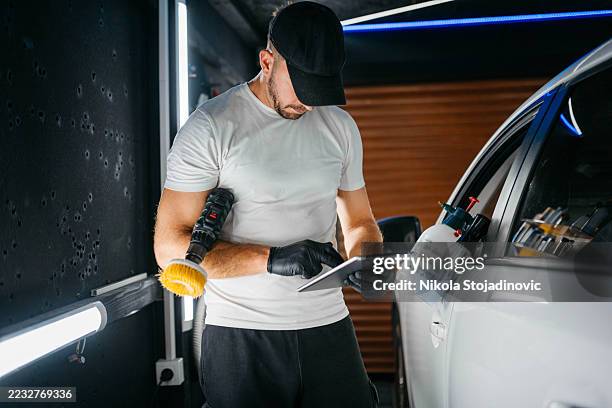 professional car detailer and rotary polisher machine - car detailing stock pictures, royalty-free photos & images