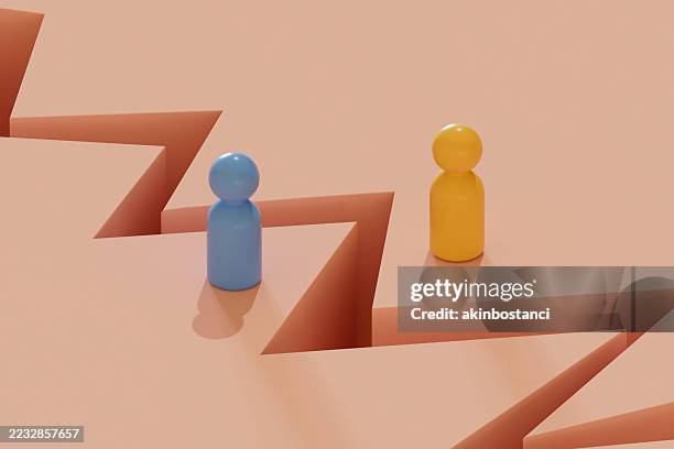 camino agrietado entre peones coloridos, conflicto comercial y concepto de división - despedida fotografías e imágenes de stock
