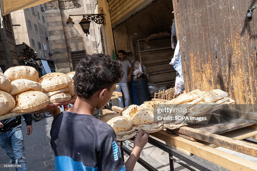 Baladi Roti An Egyptian boy delivers baked traditional Baladi flat bread to a ...