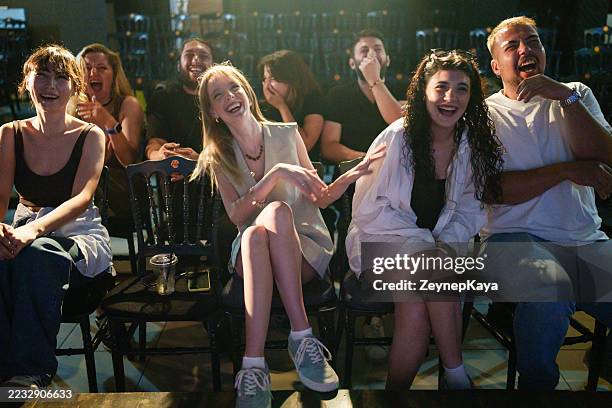 gemeinsames lachen des publikums während der bühnenaufführung - stand up comedy stock-fotos und bilder