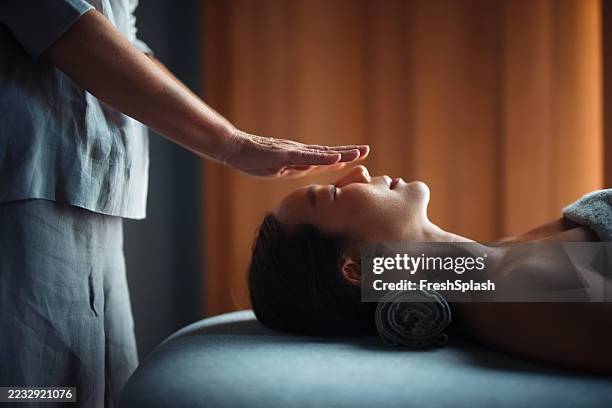relax attraverso la guarigione energetica in un tranquillo ambiente termale - medicina alternativa foto e immagini stock