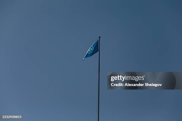 die un-flagge - diplomatie stock-fotos und bilder