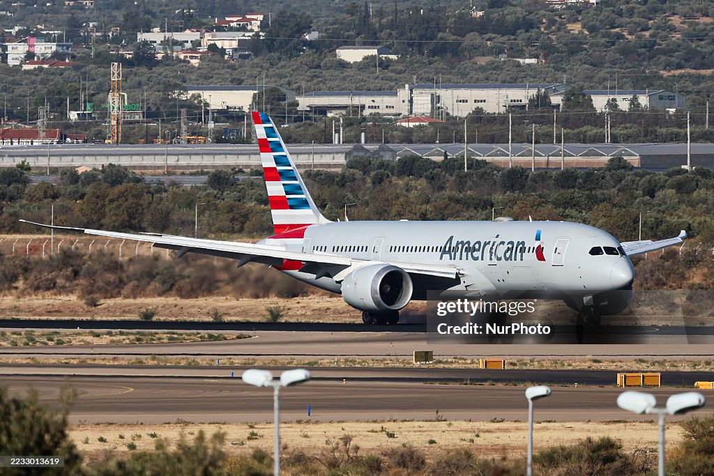 American Airlines Boeing 787 Dreamliner Aircraft Seen Flying Landing american-airlines-boeing-787-dreamliner-aircraft-seen-flying-landing