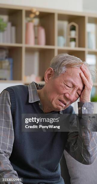 asian elderly headache dizzy home - ischemische beroerte stockfoto's en -beelden