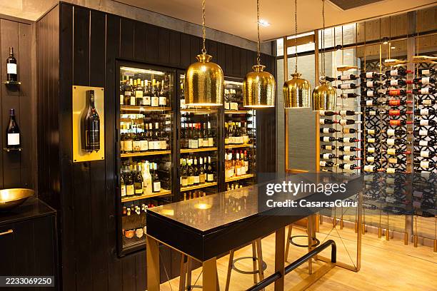 wine tasting - wijnkelder stockfoto's en -beelden