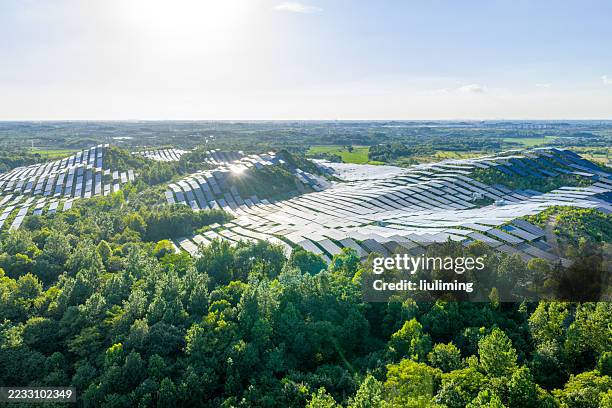 a solar photovoltaic plant overlooking the hilltop - emissioni di co2 foto e immagini stock