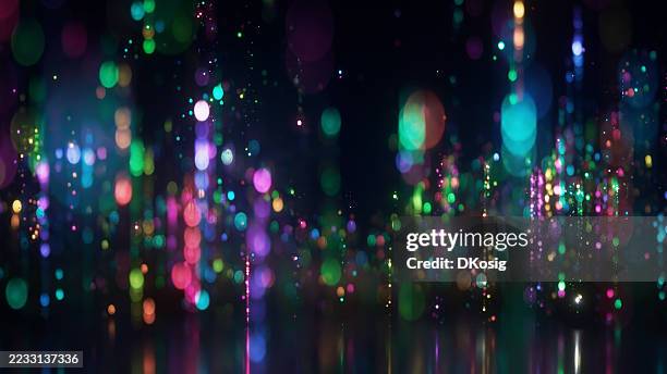 fliegen durch abstrakte glitzerpartikel, mehrfarbig - weihnachtshintergrund, frohes neues jahr, feiern, daten und technologie - leicht stock-fotos und bilder