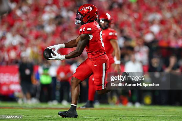 Evan Pryor of the Cincinnati Bearcats catches the pass during the second half against the Nebraska Cornhuskers at Arrowhead Stadium on August 28,...