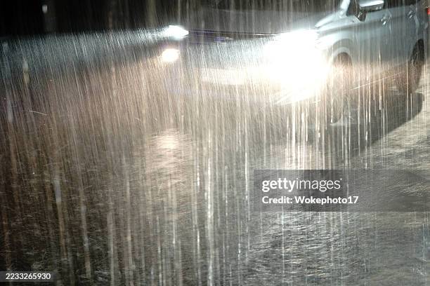 car at a heavy rain - sintflutartiger regen stock-fotos und bilder