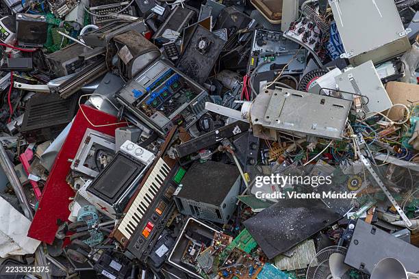 electronic waste - desechos electrónicos fotografías e imágenes de stock