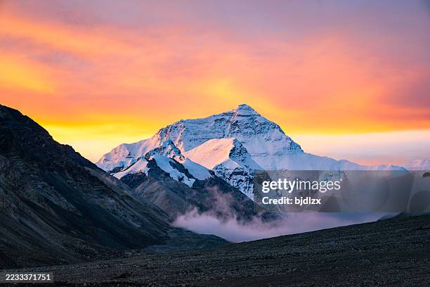 sonnenaufgang über der nordwand des mount everest vom kloster rongbuk auf einer höhe von 5200 m in der autonomen region tibet in china.qomolangma - mount everest stock-fotos und bilder