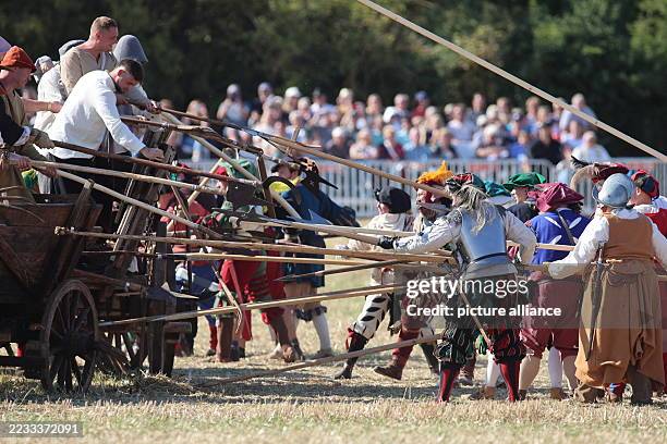 September 2025, Thuringia, Bad Frankenhausen: Performers show a re-enactment of the peasant battle near Bad Frankenhausen with hundreds of...