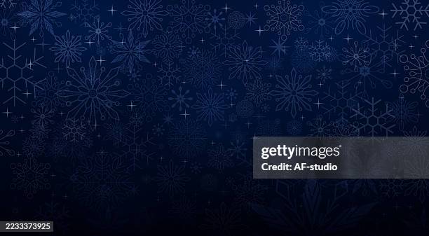 ilustraciones, imágenes clip art, dibujos animados e iconos de stock de tarjeta de felicitación festiva de invierno con texto de felices fiestas y diseño de copo de nieve sobre fondo azul oscuro - copo de nieve